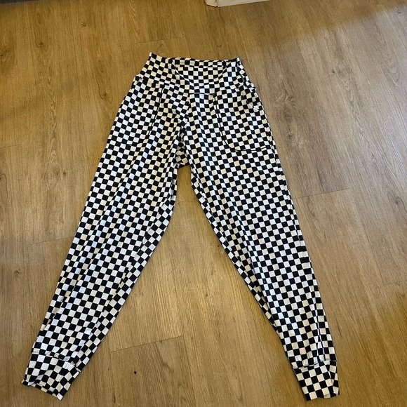 Oalka Pants - Checkered Black and White Leggings
